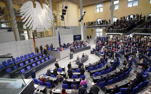 El presidente del Bundestag Barbel Bas abre la sesión en el Parlamento alemán Bundestag en Berlín, el miércoles 8 de diciembre de 2021. Olaf Scholz asumirá el cargo como el noveno canciller de Alemania después de la Segunda Guerra Mundial y sucederá a Angela Merkel.