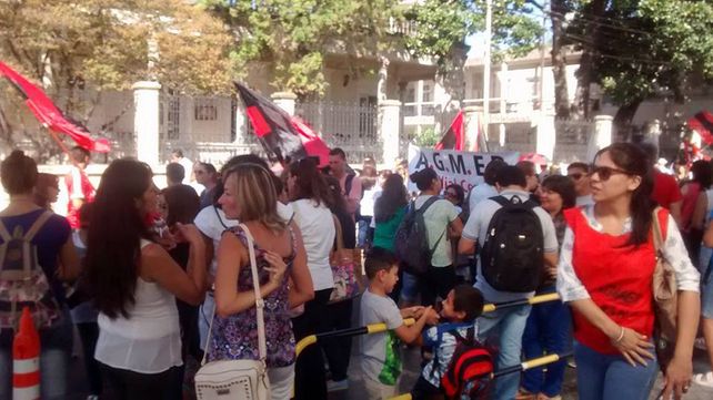 Estatales y docentes marcharon a Casa de Gobierno en repudio del techo del 18% y denunciaron aprietes