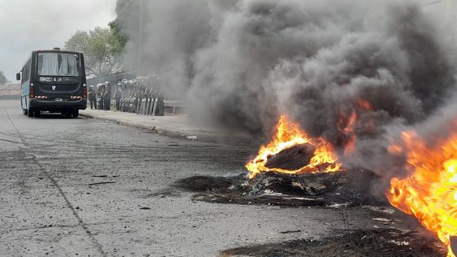 Los trabajadores portuarios continuaban reclamando por sus compañeros despedidos y la policía montaba guardia en el acceso de la TPR.