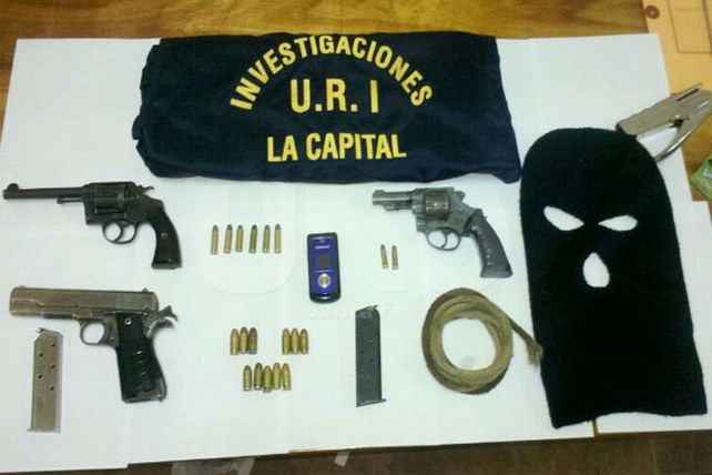 Un bebé se cayó de una camioneta que era perseguida y sobrevivió