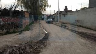Un joven recibió un disparo por defender a su madre de un robo en barrio Las Flores.