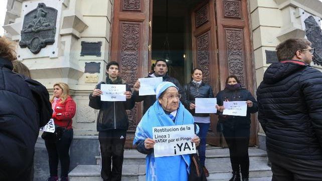 Enérgico rechazo a los nuevos recorridos de colectivos: Vecinos protestaron frente al municipio