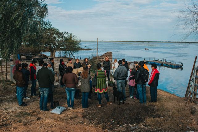 Una posta de Puerto Ruiz y la comunidad educativa de la escuela. Foto Gentileza&nbsp;Luis Giménez Beresiartú.