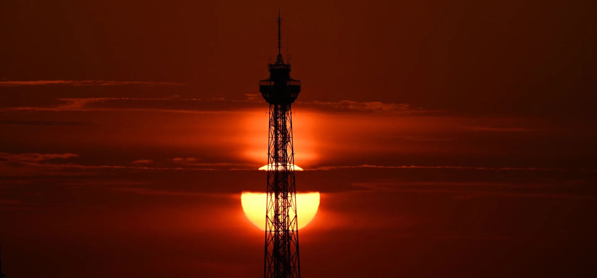 El amanecer muestra la silueta de la Funkturm, una torre de radio emblemática, Berlín, Alemania. Fotografía: Ralf Hirschberger/AFP/Getty Images El amanecer muestra la silueta de la Funkturm, una torre de radio emblemática, Berlín, Alemania. Fotografía: Ralf Hirschberger/AFP/Getty Images