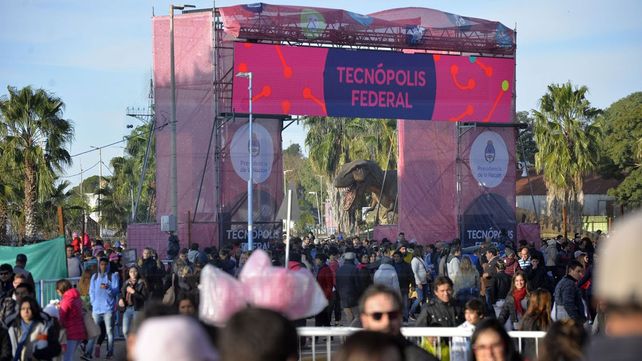 Una multitud eligió el feriado para visitar a los dinosaurios