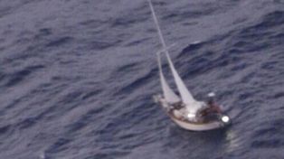 Arduo rescate en alta mar de una niña muy enferma