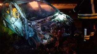 Calcinado. El Peugeot 207 se incendi&oacute; en la autov&iacute;a nacional 14.