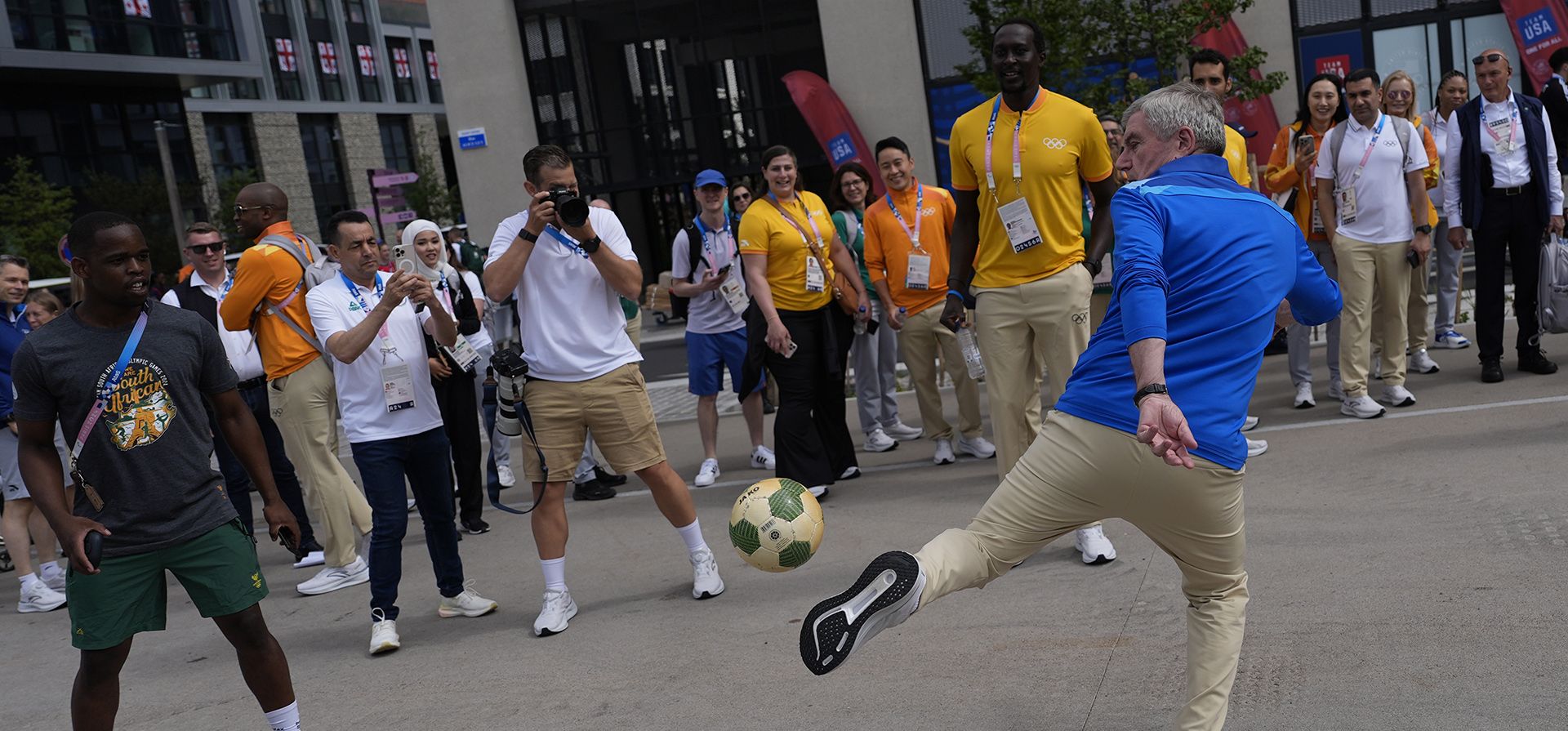 El presidente del COI, Thomas Bach, interactúa con el jugador de hockey sudafricano Zenani Kraai mientras recorre la villa de los atletas antes de los Juegos Olímpicos de Verano de 2024, el lunes 22 de julio de 2024, en París, Francia. (Foto AP/David Goldman, Piscina) El presidente del COI, Thomas Bach, interactúa con el jugador de hockey sudafricano Zenani Kraai mientras recorre la villa de los atletas antes de los Juegos Olímpicos de Verano de 2024, el lunes 22 de julio de 2024, en París, Francia. (Foto AP/David Goldman, Piscina)