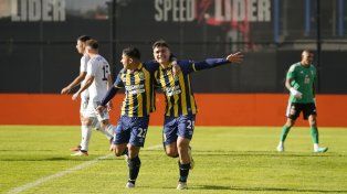 Dupuy celebra el gol de la apertura con Giaccone.