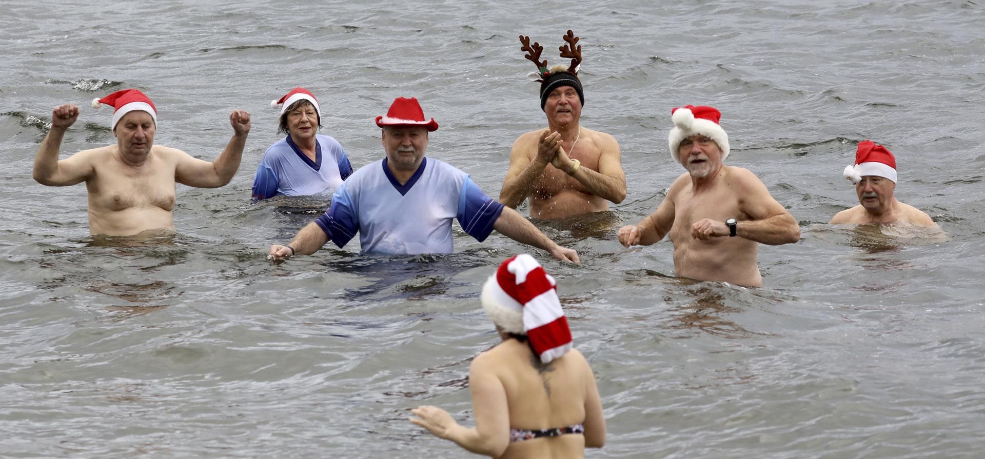 Miembros del club de natación de invierno 