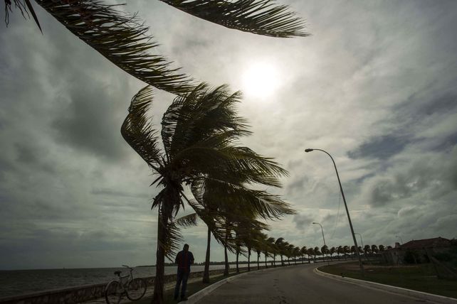 El huracán Irma provoca evacuaciones masivas en Cuba y la falta de provisiones en Florida