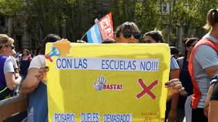 Visibilidad. Los docentes se manifestaron tras reiteradas balaceras en la plaza San Martín para reclamar.