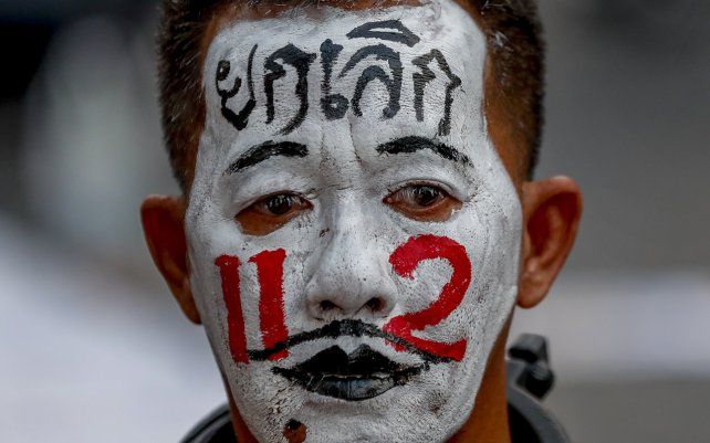 Un partidario de la democracia con la cara pintada con