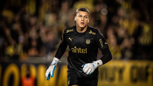 Washington Aguerre es seguido de cerca por Newell's para reforzar el arco leproso.