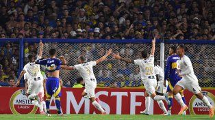 Hernán Barcos saltó más que todos y conectó un gran cabezazo para igualar el partido en La Bombonera y poner a su equipo 2-1 arriba en la serie.