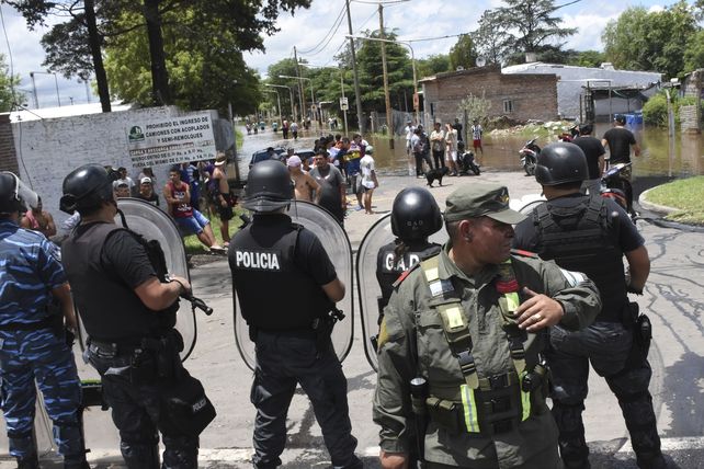 Incidentes y represión en Pergamino tras los reclamos de ayuda por las inundaciones