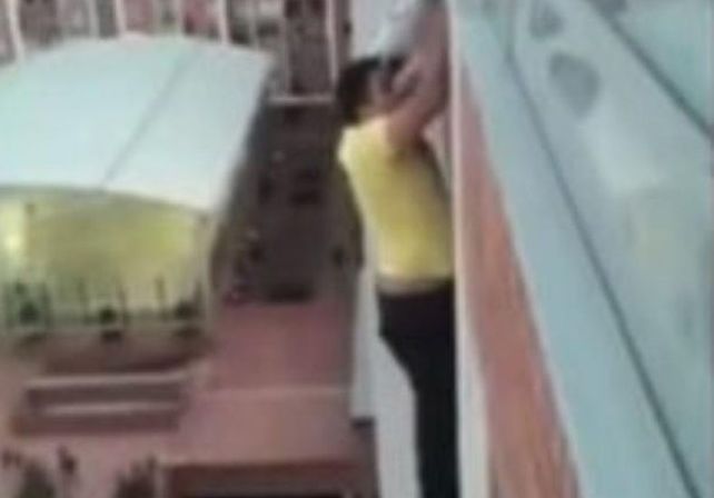 Un joven arriesga su vida para salvar a un cachorro a punto de caer al vacío desde un balcón