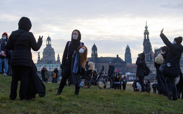 Manifestantes sostienen cabezas de maniquí de peluquería durante una protesta del Gremio de Peluqueros y Cosmetólogos de Dresde, Sajonia, cuyo objetivo es llamar la atención sobre la devastadora situación del sector en medio de la crisis del coronavirus.