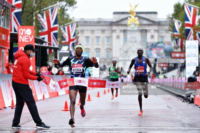 El etíope Shura Kitata se quedó con el Maratón de Londres