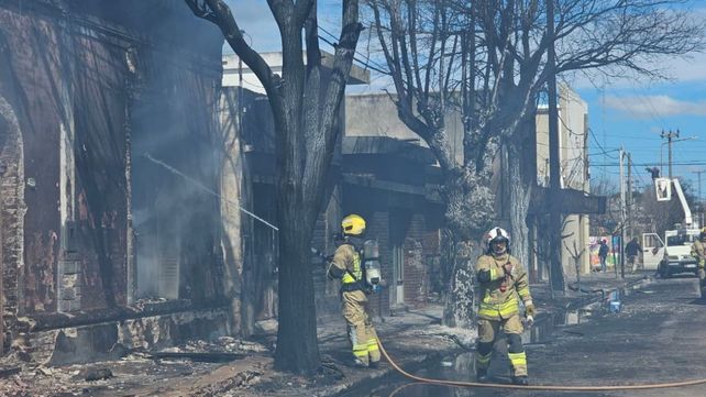 Explosión de tanques de gasoil en Totoras: el combustible ardió en las calles y alcanzó vehículos y viviendas Explosión de tanques de gasoil en Totoras: el combustible ardió en las calles y alcanzó vehículos y viviendas