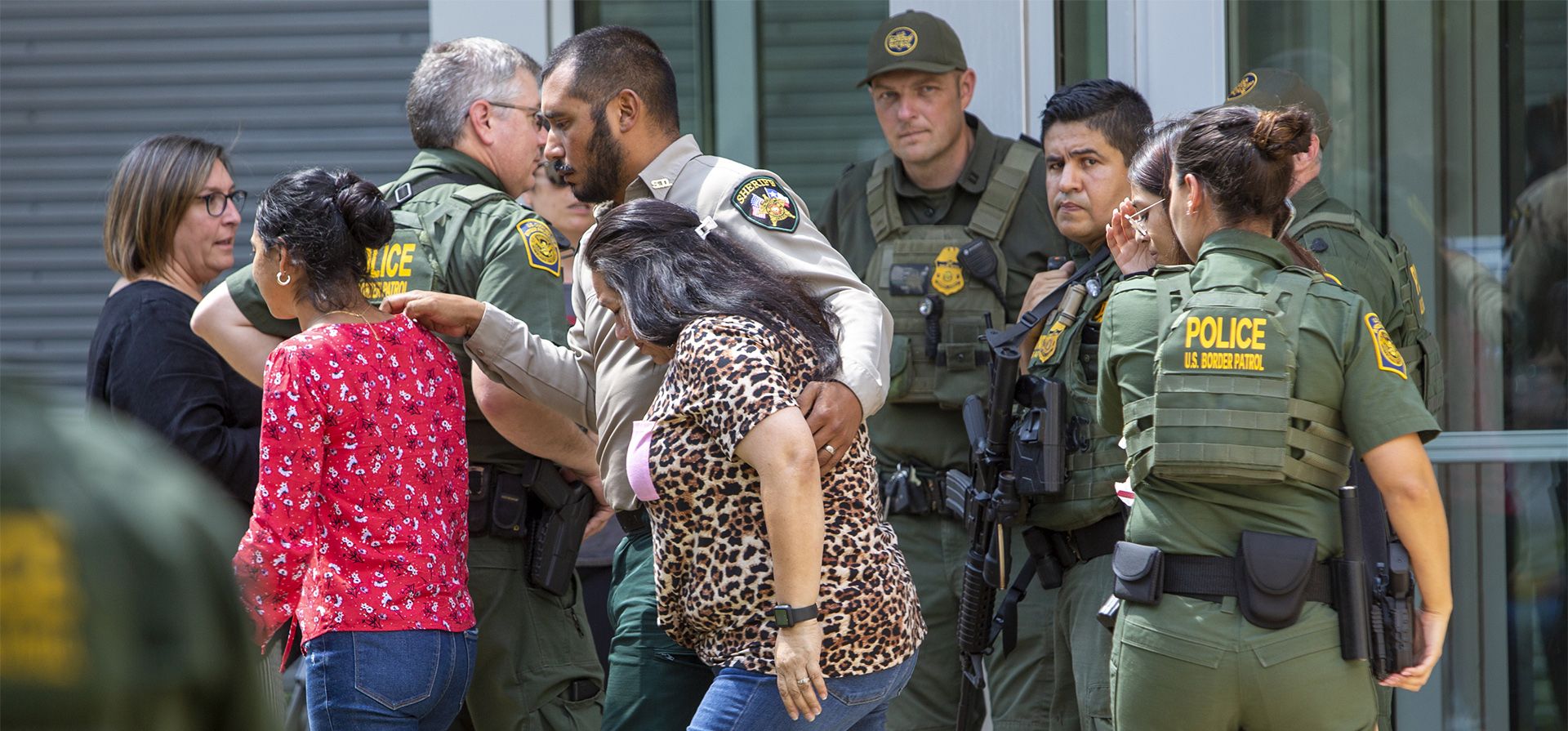Policías de San Antonio acompañan a familiares de víctimas de la matanza en Uvalde, Texas.