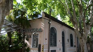 El Motel ideal está en Pichincha 68 bis, en el mismo edificio que se inauguró en 1916 y donde funcionaba el mítico burdel Madame Safó, uno de los más lujosos de Rosario. Hoy está a la venta.
