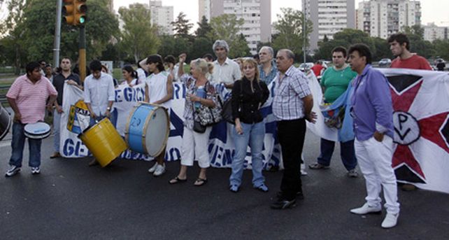 Uatre corta varias rutas del pa&iacute;s para pedir la liberaci&oacute;n del Momo Venegas
