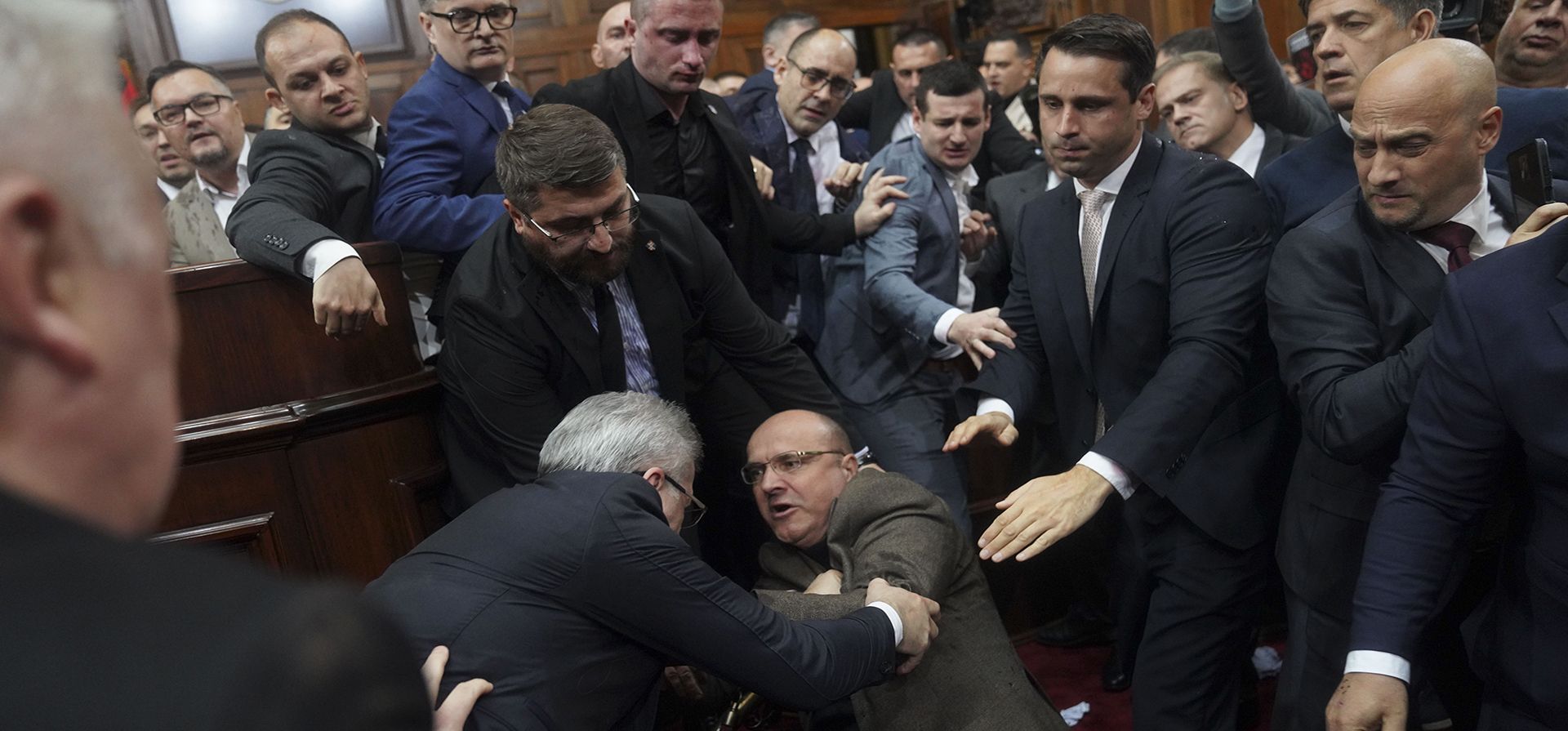 Legisladores del partido gobernante, miembros de la oposición y algunos ministros se pelean durante una sesión del parlamento de Serbia, que estaba programada para debatir el presupuesto de 2025, en Belgrado, Serbia, el lunes 25 de noviembre de 2024. (Foto AP) Legisladores del partido gobernante, miembros de la oposición y algunos ministros se pelean durante una sesión del parlamento de Serbia, que estaba programada para debatir el presupuesto de 2025, en Belgrado, Serbia, el lunes 25 de noviembre de 2024. (Foto AP)