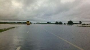 La autopista Rosario - Buenos Aires está cortada por el desborde del río Areco