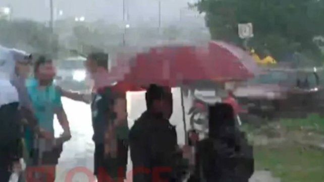 Tormenta en Paraná: buscan a una madre y su hija tras ser arrastradas por el agua