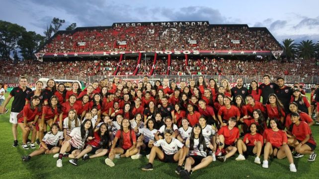 Campeonas. Los planteles femeninos de Newell’s festejaron los títulos de la Rosarina en el Coloso. &nbsp;