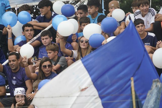 Mucho colorido en la tribuna albiazul.