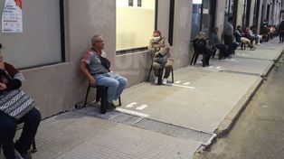 Colas con sillas en los bancos de Santa Fe que también abrirán el Jueves Santo