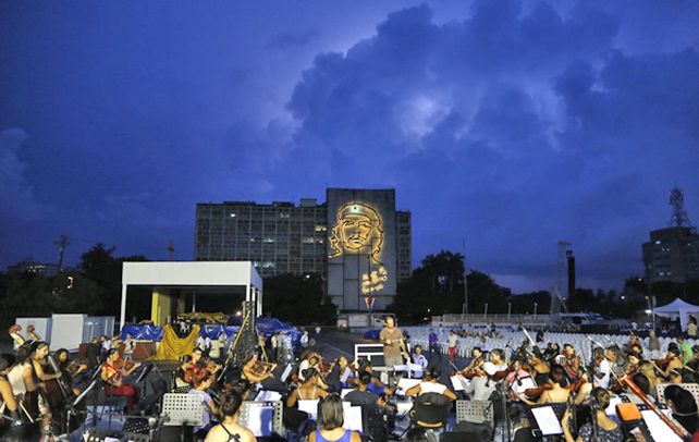 Ensayo. La Orquesta de la Universidad de La Habana ajusta detalles de su actuación antes de la misa de Francisco en la Plaza de la Revolución.