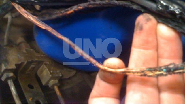 Probable causa del incendio: filtración de agua por la pared por la lluvia. Seguido de cortocircuito primero y de incendio de parte de la casa después.