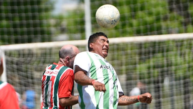 Fútbol amateur y de veteranos: la pasión por la redonda deja de lado el crujir de las rodillas