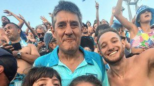 Fernando Quiroz, en las tribunas del estadio La Nueva Olla, celebrando la coronación de Racing en la Copa Sudamericana