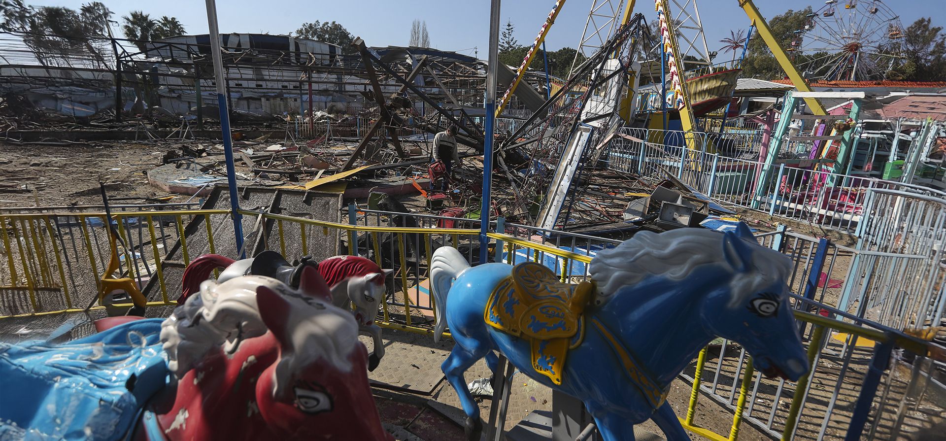 Un hombre observa los daños en un parque de diversiones que fue alcanzado el martes por la noche por un ataque aéreo israelí, en la ciudad de Nabatiyeh, en el sur del Líbano, el miércoles 29 de enero de 2025. (Foto AP/Mohammed Zaatari) Un hombre observa los daños en un parque de diversiones que fue alcanzado el martes por la noche por un ataque aéreo israelí, en la ciudad de Nabatiyeh, en el sur del Líbano, el miércoles 29 de enero de 2025. (Foto AP/Mohammed Zaatari)