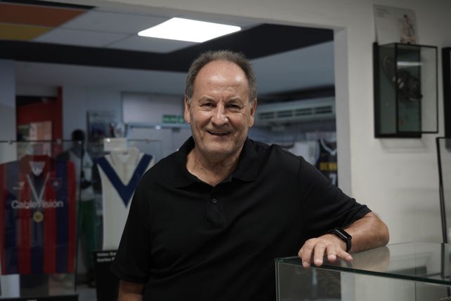 Jugó en Central donde fue campeón en 1986/87 y es un emblema del fútbol de Córdoba
