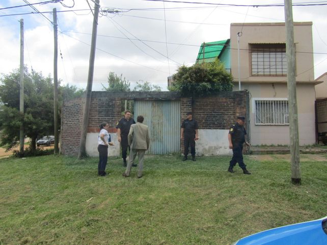 El fiscal recorrió la casa donde ocurrió el ataque mortal.