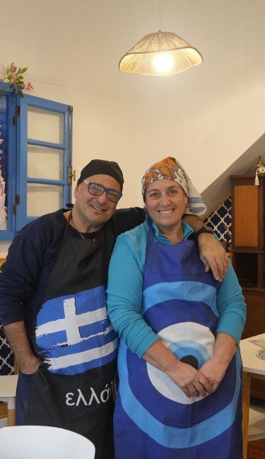 En blanco y azul: abrió en Rosario una taberna griega donde descubrir nuevos sabores