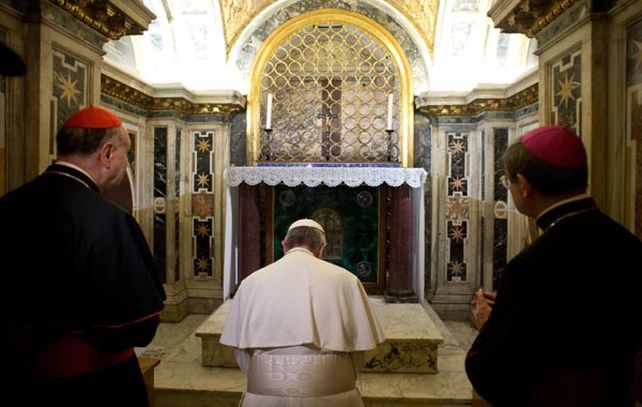 El Papa Francisco se acercó a la antigua tumba de San Pedro y se detuvo a orar.