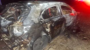 Incendio, abandono y silencio: el caso del auto importado que se prendió fuego en la Circunvalación y nadie reclama
