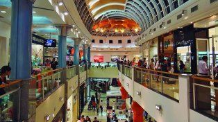 Los argentinos copan los centros comerciales de Paraguay para comprar productos más económicos.