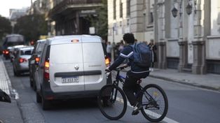 Cómo hacer que las bicis no circulen por las calles con carriles exclusivos para bicicletas, un dilema.