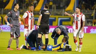 Jaminton Campaz, en el piso. Jugó muy bien en la goleada de Central sobre Instituto pero dejó preocupado a todos.