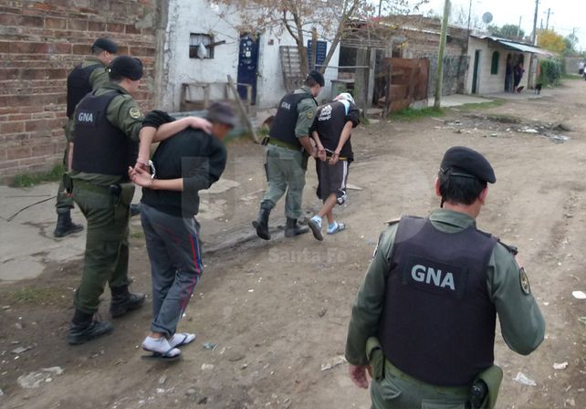 Detenidos. Vicente Zazpe y Arenales. Se escucharon tiros. Hubo dos detenidos y dos armas secuestradas.