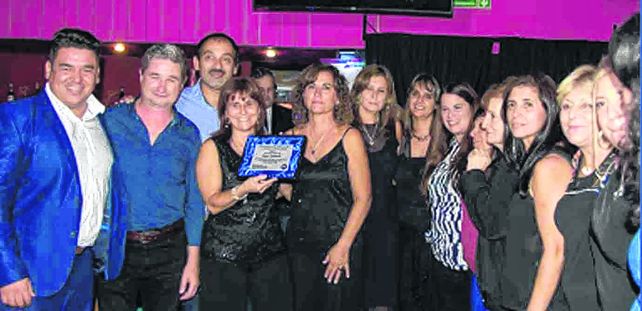 Distinción. El grupo de mujeres de la ONG recibió una plaqueta de reconocimiento del municipio y del Concejo por la tarea de compromiso comunitario.