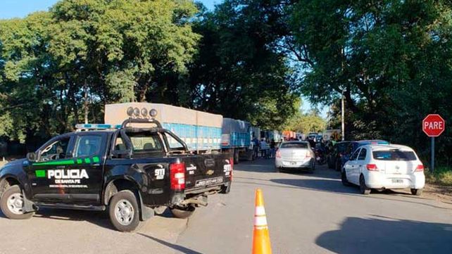 Vecinos de Villa La Ribera cortan la ruta 11 y exigen la reconstrucción del puente