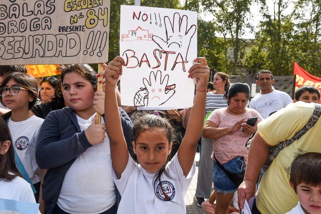 Los maestros rosarinos se movilizaron para exigir que se detengan los ataques contra escuelas